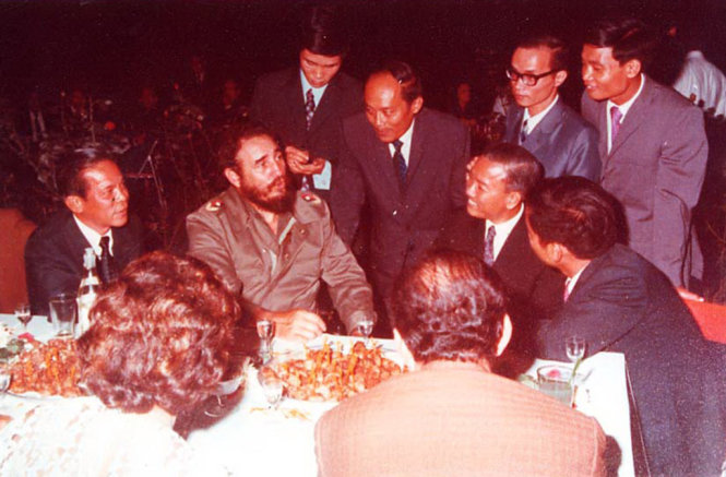 Chủ tịch Fidel Castro trong tiệc mừng ngày Miền Nam hoàn toàn giải phóng tối 1-5-1975 tại La Havana. Người ngồi thứ ba (từ trái sang) là đại sứ Việt Nam tại Cuba Hà Văn Lâu - Ảnh tư liệu của ông Hà Văn Lâu (Tố Oanh chụp lại)