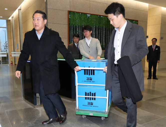 Công tố viên Hàn Quốc thu các tài liệu từ văn phòng dịch vụ hưu trí quốc gia ở Jeonju hôm 23-11 - Ảnh: Reuters