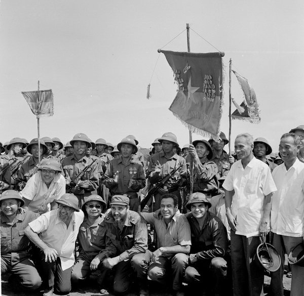 Lãnh tụ Fidel Castro và Thủ tướng Phạm Văn Đồng cùng các chiến sĩ Đoàn Khe sanh, Quân Giải phóng Trị Thiên – Huế - Ảnh: TTXVN