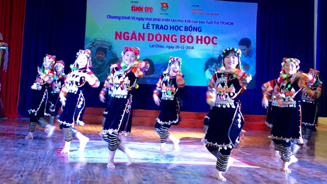 Các em học sinh biểu diễn điệu múa của người dân tộc Hà Nhì tại buổi lễ - Ảnh: Thân Hoàng
