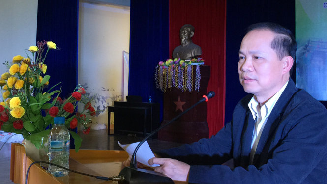 Ông Lê Xuân Trung phát biểu chia sẻ và động viên các em học sinh tại buổi lễ - Ảnh: Thân Hoàng