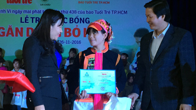 Bà Khoàng Thị Thanh Nga (bìa trái), bí thư tỉnh đoàn Lai Châu trao học bổng cho các em học sinh - Ảnh: Thân Hoàng
