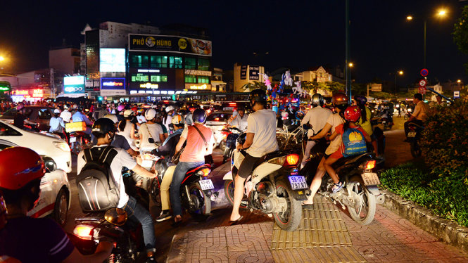 Nhiều xe máy leo lên vỉa hè khiến giao thông càng hỗn loạn - Ảnh: Lê Phan
