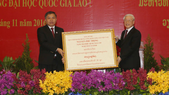Tổng bí thư Nguyễn Phú Trọng trao tặng 30 bộ máy vi tính cho Đại học Quốc gia Lào - Ảnh: TTXVN