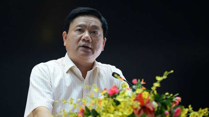 Bí thư Thành ủy TP.HCM Đinh La Thăng trả lời ý kiến của cử tri - Ảnh: THUẬN THẮNG