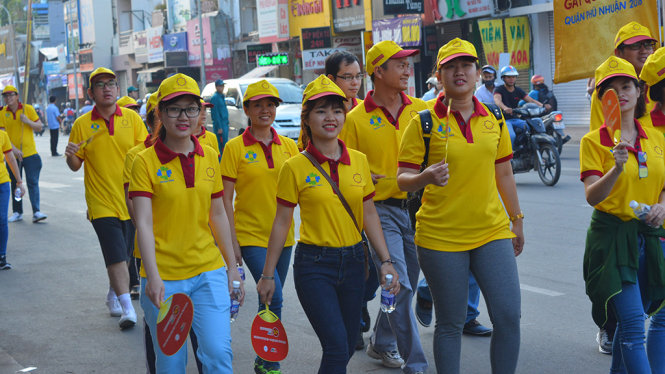 Rất đông các bạn trẻ, người dân quận Phú Nhuận tham gia đi bộ gây quỹ - Ảnh: LĨNH HỒNG