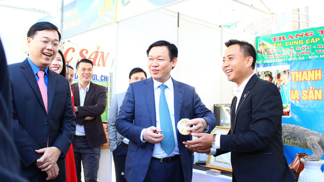 Phó thủ tướng Vương Đình Huệ cùng lãnh đạo các bộ, ban, ban ngành tham quan triển lãm, trưng bày sản trưng bày các sản phẩm nông nghiệp - Ảnh: HÀ THANH