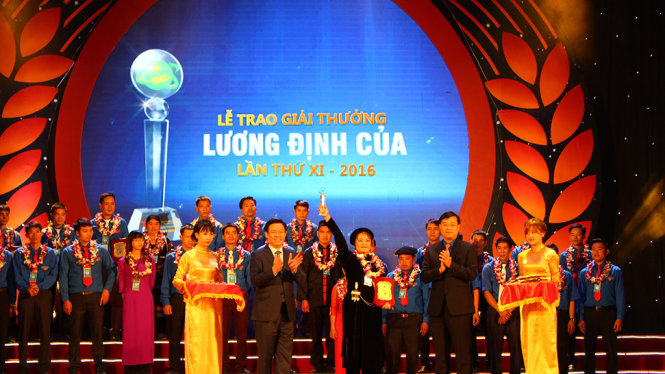 Phó thủ tướng Vương Đình Huệ và Bí thư thứ nhất Trung ương Đoàn TNCS Hồ Chí Minh trao giải thưởng Lương Định Của năm 2016 cho các thanh niên nông thôn tiêu biểu toàn quốc - Ảnh: HÀ THANH