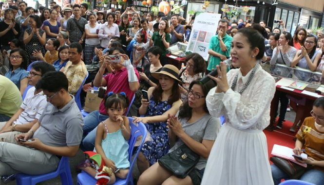 Ca sĩ Thanh Thuý và rất đông khán giả đã đến dự toạ đàm về các ấn phẩm đặc biệt - Ảnh: GIA TIẾN