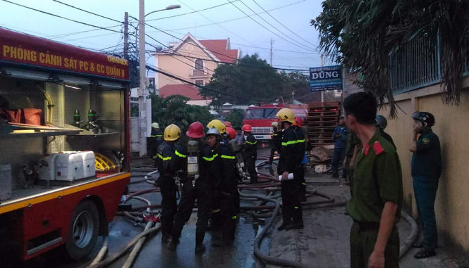 Lực lượng PCCC dập tắt đám cháy tại đường Hồ Bá Phấn, quận 9 - Ảnh: Tâm Đức