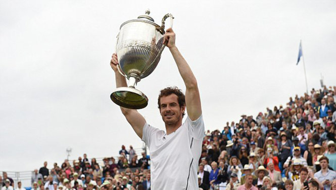 Murray và cúp vô địch Queen's Club. Ảnh: Reuters