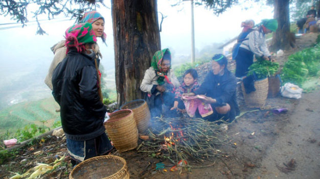 Người dân Trung Chải (Sa Pa) đốt lửa để sưởi ấm trong những ngày rét nặng - Ảnh: Hồng Thảo