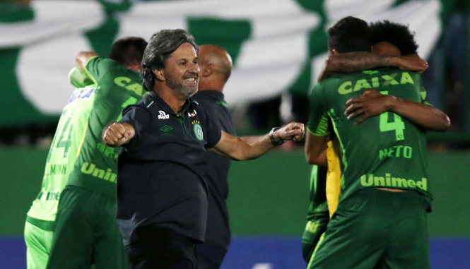 HLV trưởng Caio Juniors và các cầu thủ  Chapecoense ăn mừng sau khi loại được đội San Lorenzo ở bán kết Copa Sudamericana - Ảnh: Reuters