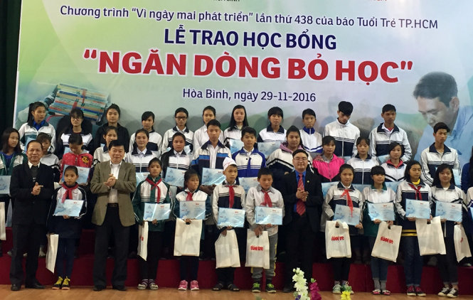Ban tổ chức trao học bổng cho các em học sinh nghèo vượt khó tại Hoà Bình - Ảnh: Thân Hoàng