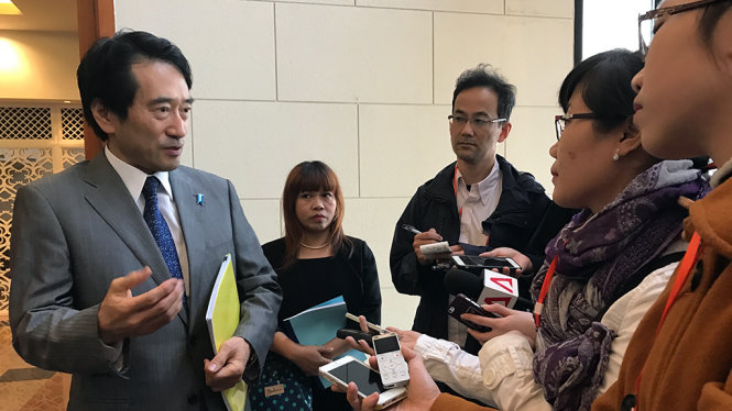 Người phát ngôn, Vụ trưởng Vụ Báo chí, Bộ Ngoại giao Nhật Bản Yasuhisa Kawamura trả lời báo chí sau hội thảo ngày 29-11. Ảnh: Q. TR