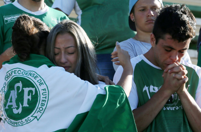 Những người hâm mộ đội bóng Chapecoense đau buồn khi nghe tin về vụ tai nạn thảm khốc tại sân vận động Arena Conda ở Chapeco, Brazil - Ảnh: Reuters