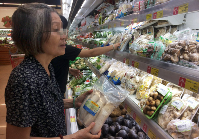 Người tiêu dùng chọn mua nấm trong siêu thị, trong đó có bán nhiều loại nấm Trung Quốc - Ảnh: Duyên Phan