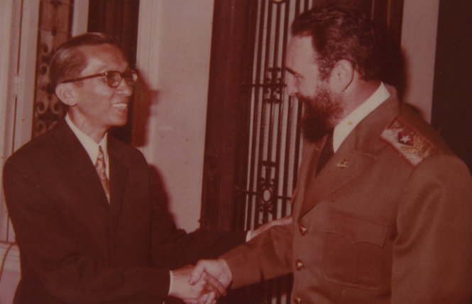Cựu đại sứ Võ Anh Tuấn trong một lần gặp lãnh tụ Fidel Castro - Ảnh chụp lại hình tư liệu của cựu đại sứ Võ Anh Tuấn