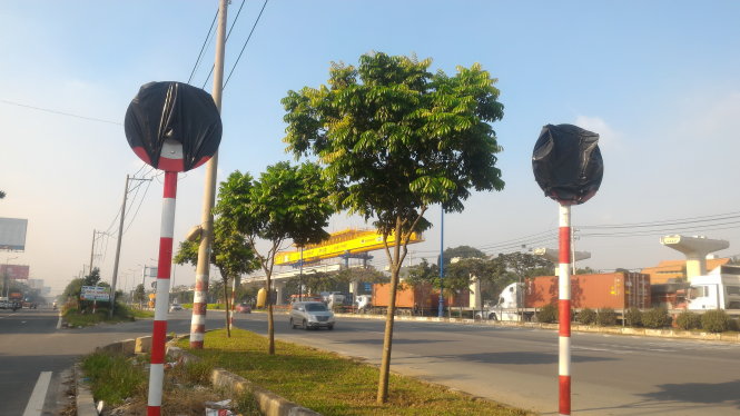 Biển báo bị bọc kín khiến người đi đường thắc mắc - Ảnh: T.Trang