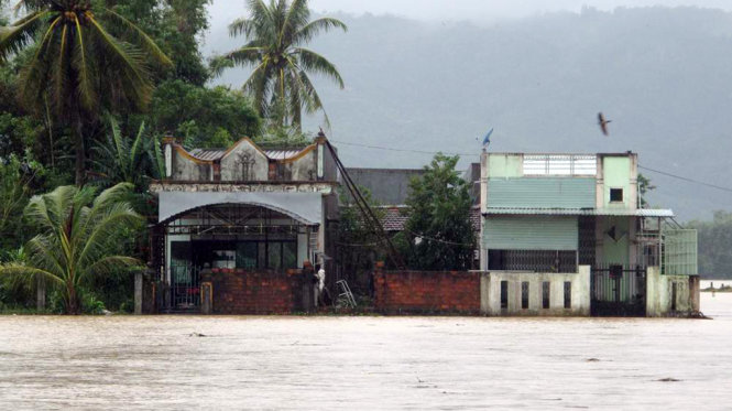 Nhiều nhà dân ở phường Nhơn Phú bị nước lũ tràn vào nhà