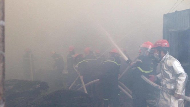 Lực lượng cứu hoả đang nổ lực phun nước đê dập lửa - Ảnh: Chí Tuệ