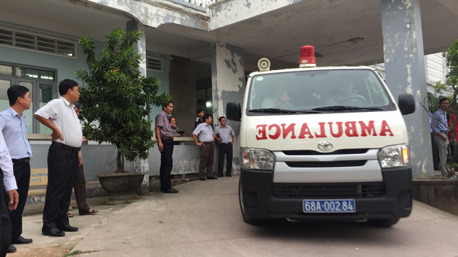Xe cấp cứu đưa ông Toàn rời Bệnh viện đa khoa Phú Quốc để ra trực thăng chuyển lên TP.HCM - Ảnh: N.TRIỀU