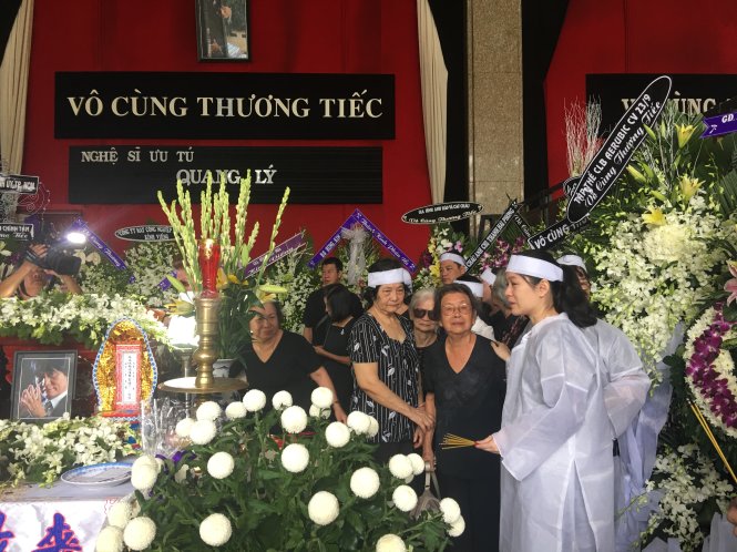 Những người chị và cháu của NSƯT Quang Lý từ Thái Lan về gặp mặt ông lần cuối - Ảnh: T.M