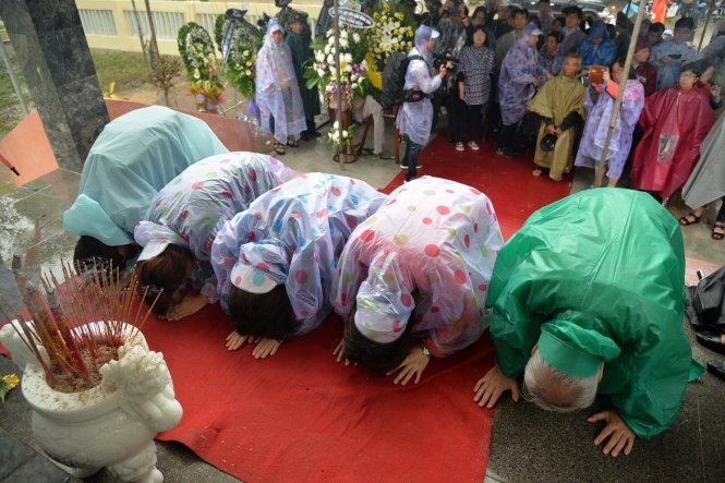 Những người Hàn Quốc đến dự buổi lễ tưởng niệm đã lỳ lạy những thường dân vô tội - Ảnh: Trần Mai