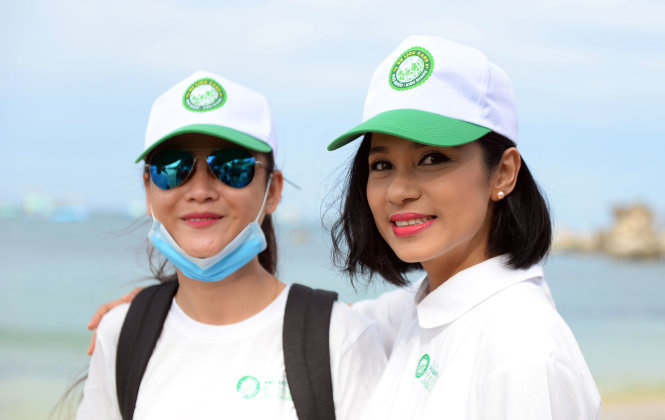 Diễn viên phim “Người đẹp Tây Đô” tươi tắn trong buổi nhặt rác tại biển Phú Quốc - Ảnh: Hữu Khoa