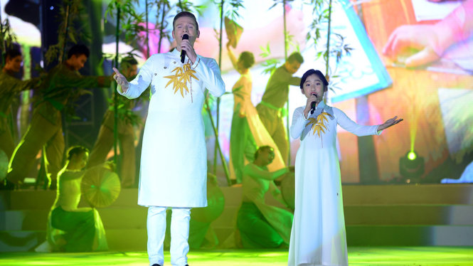 Ca sĩ Kyo York và bé Uyên Nhi trình diễn trong lễ bế mạc lễ hội TP.HCM – Phát triển và hội nhập tối 3-12 tại công viên 30-4, Q.1, TP.HCM - Ảnh: QUANG ĐỊNH