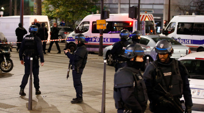 Cảnh sát Pháp trên con đường gần nơi xảy ra vụ bắt con tin - Ảnh: Reuters
