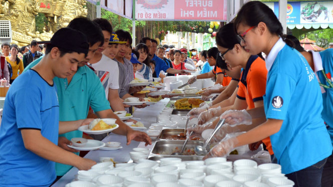 Thức ăn được chuẩn bị chu đáo và múc cho khách - Ảnh : Đại Việt