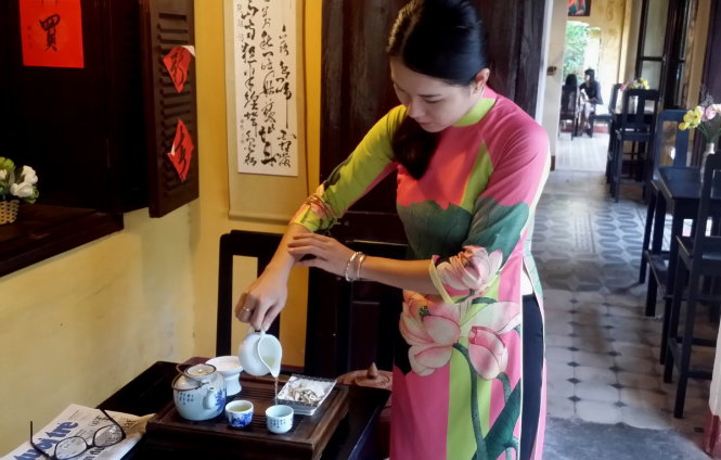 Cách pha trà của người Huế rất chậm rãi và từ tốn. Khách uống trà cũng nên càm tách trà bằng hai tay - Ảnh: Minh Tự