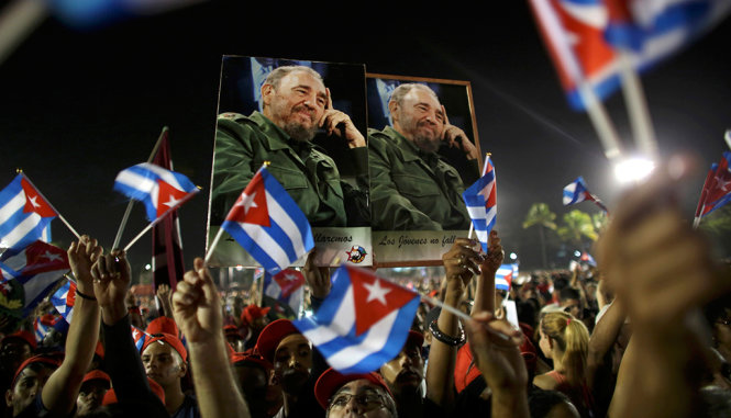 Người dân Cuba viếng lãnh tụ Fidel Castro tại Quảng trường Cách mạng tại thành phố Santiago - Ảnh: Reuters
