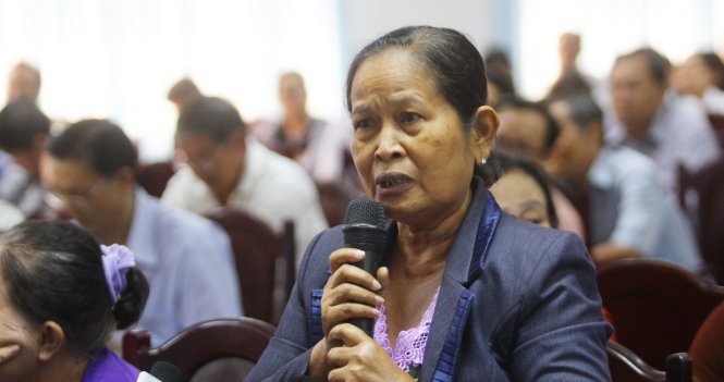 Các cử tri quận Ninh Kiều (TP Cần Thơ) trình bày nhiều vấn đề bức xúc với các đại biểu Quốc hội tại buổi tiếp xúc cử tri sáng 4-12 - Ảnh: CHÍ QUỐC