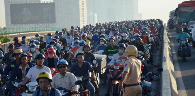 Cầu Sài Gòn bị kẹt xe gần 2 tiếng sau vụ tai nạn - Ảnh: Lê Phan