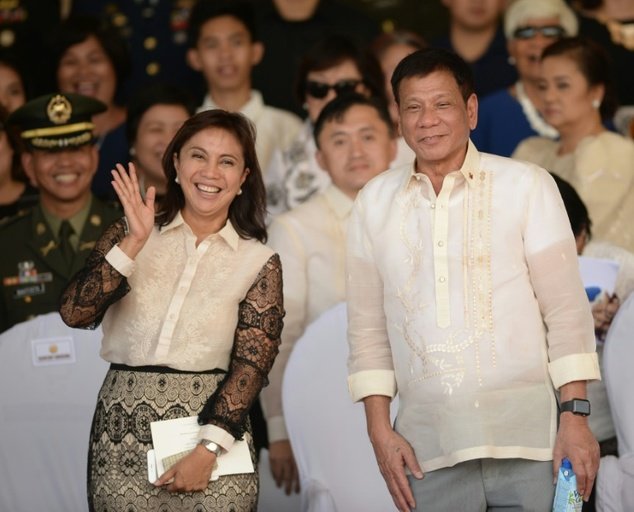 Tổng thống Philippines, ông Rodrigo Duterte (phải) và phó tổng thống, bà Leni Robredo - Ảnh: AFP