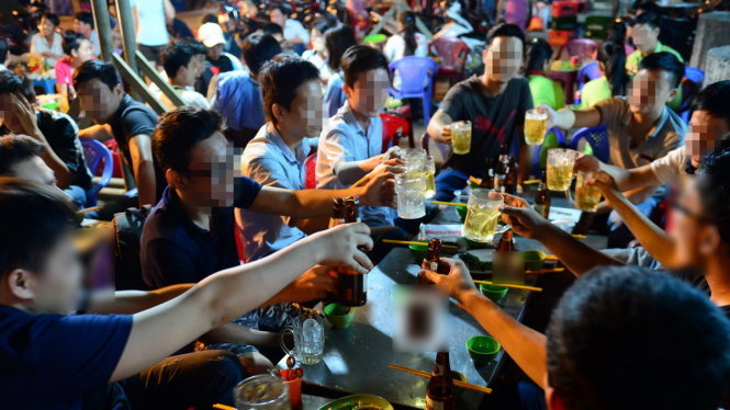 Lạm dụng rượu bia làm tăng khả năng mắc loãng xương gấp hơn 2,9 lần người bình thường - Ảnh: Quang Định