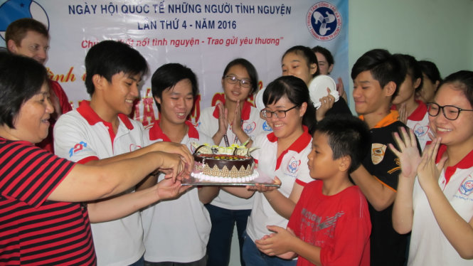Đội công tác xã hội ĐH Tôn Đức Thắng và các em nhỏ mái ấm Tre Xanh có một sinh nhật đặc biệt - Ảnh: K.ANH