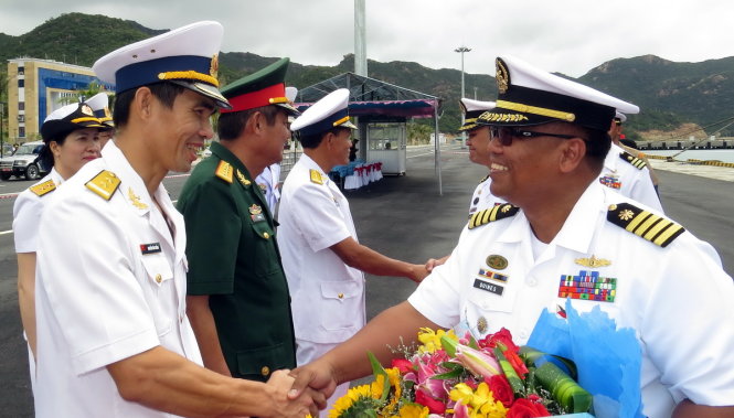 Lãnh đạo Vùng 4 hải quân đón tiếp chỉ huy và thủy thủ đoàn tàu BRP Ramon Alcaraz khi vừa đến Cảng quốc tế Cam Ranh - Ảnh: ĐAN NGUYỄN