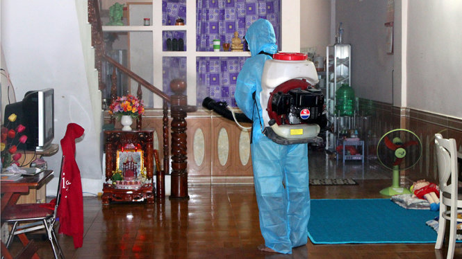 Nhân viên Trung tâm y tế dự phòng Đồng Nai tiến hành phun hóa chất diệt muỗi tại một hộ dân ở KP.10, P.An Bình chiều 4-12 - Ảnh: A LỘC