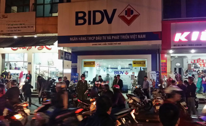 Bên ngoài chi nhánh ngân hàng BIDV trên đường Mai Thúc Loan tại thành phố Huế, nơi xảy ra vụ cướp táo tợn - Ảnh: Nhật Linh