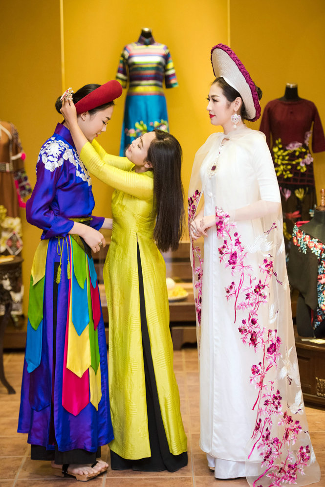 NTK Lan Hương (giữa) sửa soạn cho các người mẫu áo dài - Ảnh: CHÍ LINH