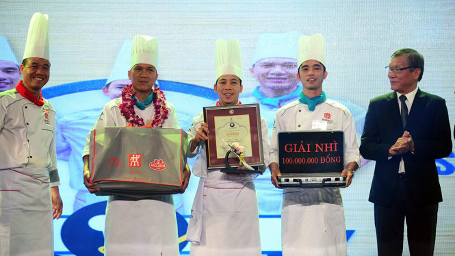 Đội KS Indochine Palace Huế đoạt giải nhì Món ăn sáng tạo cuộc thi Chiếc thìa vàng trong lễ trao giải tối 7-12 - Ảnh: QUANG ĐỊNH