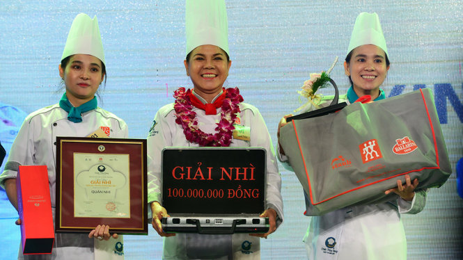 Đội Quán Nhi đoạt giải nhì Món ăn dân dã truyền thông đặc sắc cuộc thi Chiếc thìa vàng trong lễ trao giải tối 7-12 - Ảnh: QUANG ĐỊNH
