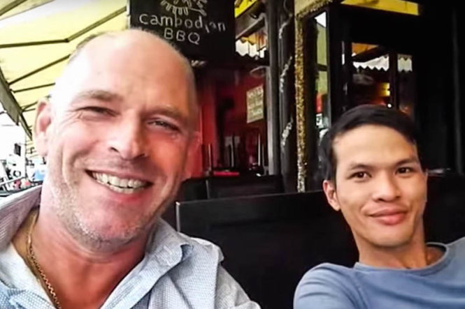 Ông Stefan Struik (trái) và người đàn ông mà ông này gọi là bạn trai của mình, Nguyen Dung, xuất hiện trong một video tung lên Youtube tháng 1 năm nay. Ông Struik đã bị bắt cùng 2 người Campuchia khác trong ngày 6-12 trong lúc tên Nguyen Dung được cho là đã chạy trốn về Việt Nam - Ảnh: Cambodia Daily