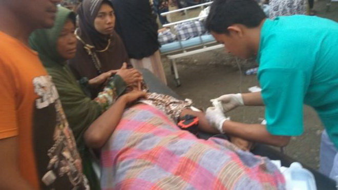 Một người bị thương đang được điều trị - Ảnh: BNPB/Twitter