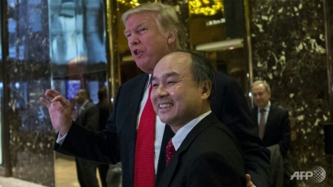 Tổng thống đắc cử Donald Trump (trái) phát biểu trước phóng viên cùng nhà sáng lập SoftBank Masayoshi Son - Ảnh: AFP
