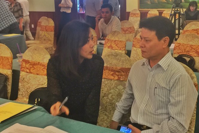 Diễn viên Hồng Ánh trao đổi với cục phó Cục Điện ảnh Đỗ Duy Anh bên lề hội nghị Ảnh: MINH TRANG