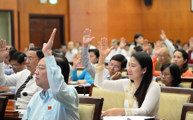 Các đại biểu biểu quyết thông qua nghị quyết HĐND TP.HCM.HCM - Ảnh Tự Trung